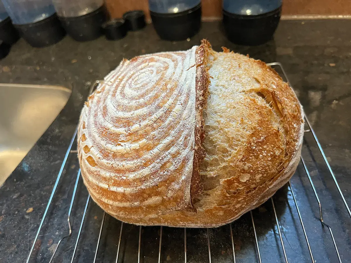 Pan de campo de masa madre recién horneado, con la corteza dorada