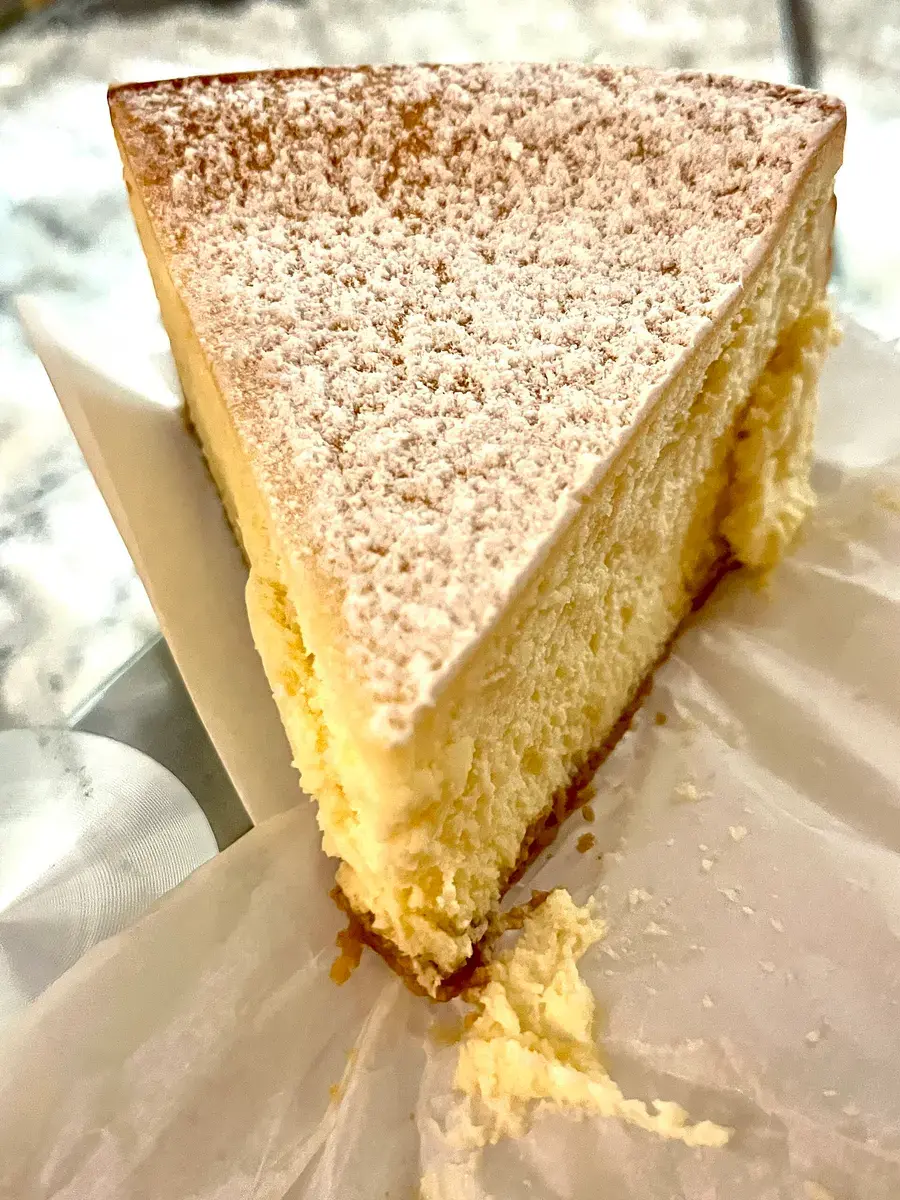 Porción de torta de ricota